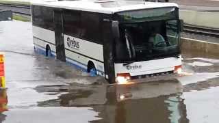 Rostock unter Wasser Unwetter 11.06.2014 Bus kämpft sich durchs Wasser