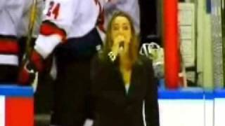 NHLアイスホッケーでの国歌斉唱。歌詞忘れるわ、ずっこけるわのトラブルまみれ。結局歌わず。。