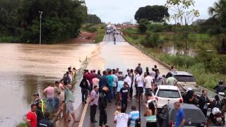 Córrego transborda, invade BR-163 em Sinop e interrompe tráfego