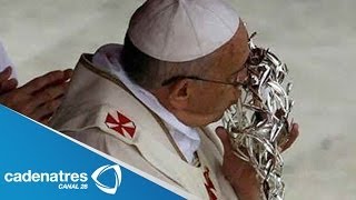 Papa Francisco besa las reliquias de Juan XXIII Y Juan Pablo II / canonization of John Paul II