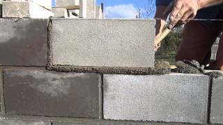 Укладка пустотелых цементно песчанных блоков