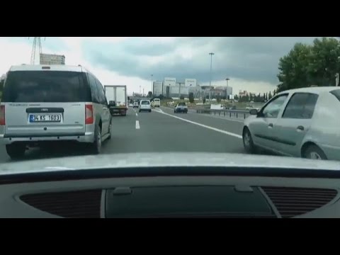 Audi TT Fahrer mit beachtlichen Skills auf der Autobahn