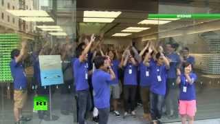 Айфономания: iPhone 5S собрал километровые очереди у магазинов