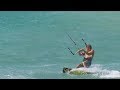 Kitesurfing - skok przez falochron z kamieni