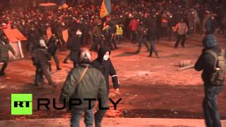 Митингующие в Киеве закидали милиционеров «коктейлями Молотова»