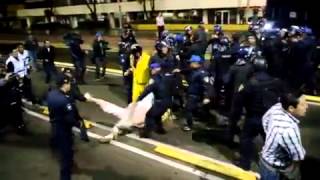 Policía del DF vestido de civil golpea a manifestante frente a Televisa 22-04-14