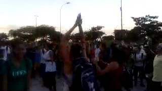 Manifestantes em frente a Assembleia Legislativa