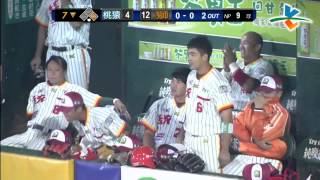 20131005 CPBL 猿VS.獅 7下 劉育辰上場代打不忘增加曝光機會 未踩先摔 場邊的隊員笑得樂升懷~