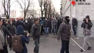 19.02.14 - Ультрас и еврозомби пытались заблокировать выезд ВВ в Киев