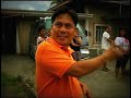 Una mujer y una niña en una calle de una ciudad filipina.