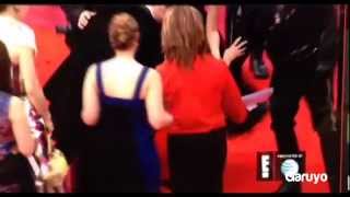 Jennifer Lawrence FALLS on Red Carpet OSCARS 2014 AGAIN!! / Jennifer Lawrence se cae en los Oscar