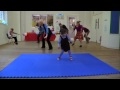 طفلة جميلة ترقص 