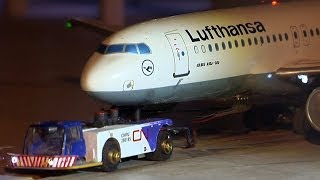 Miniatur Flughafen mit Flugzeug Push-Back von Lufthansa