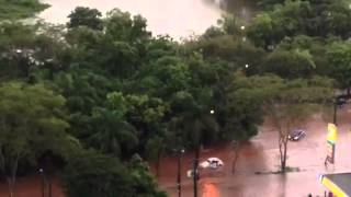 Chuva deixa alagada a avenida Pompeu de Toledo