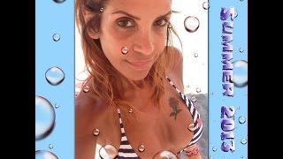 E ora con il bikini al mare!