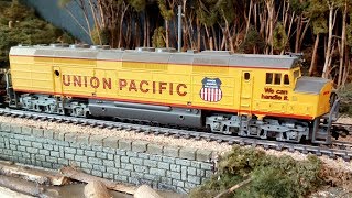 Eine amerikanische Modellbahn mit Dampflok und Diesellok Eisenbahn Zügen in Spur H0