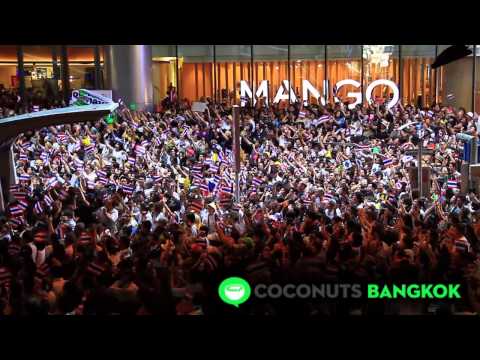 http://bangkok.coconuts.co
Thousands of Thais gathered on Silom Road on Monday Nov. 4 to symbolically blow whistles at 12:34PM signaling their opposition to a proposed amnesty bill.