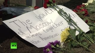 Москвичи приносят цветы к посольству США
