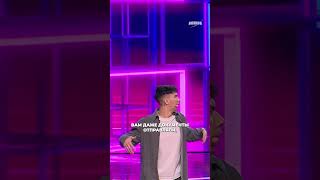 Волонтер спасает птицу