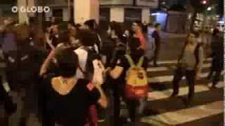 Absurdo:  Policial forja flagrante durante protesto no Centro do Rio - 30/09/2013