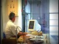 Un hombre en frente de una computadora.