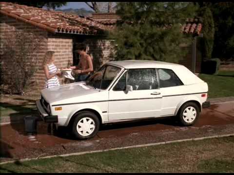 No puedes comprar mi amor (you can't buy me love) pelicula 1987 español. Sinopsis:Ronny Miller, un chico cualquiera, está enamorado en secreto de Cindy Mancini, la chica más guapa y popular del campus. Cuando Cindy se ve envuelta en un tremendo apuro, Ronny aparece y arregla el embrollo, pero todo tiene un precio: Cindy tiene que hacerse pasar por su novia, esperando que así la popularidad de ella "se le pegue". Pero el camino para conseguirla toma un giro inesperado cuando Ronny pasa a ser tan "guay" que sus amigos se escandalizan. Cindy pasa a un segundo plano y Ronny descubre que el dinero puede comprar la popularidad, pero ¡no puede comprar el amor! Busqué busqué esta peli en español online y no la encontré, la descargué y para los amantes de las pelis de las 80 la subo acá a youtube.