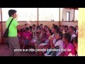 Des écoliers dans une classe de fortune