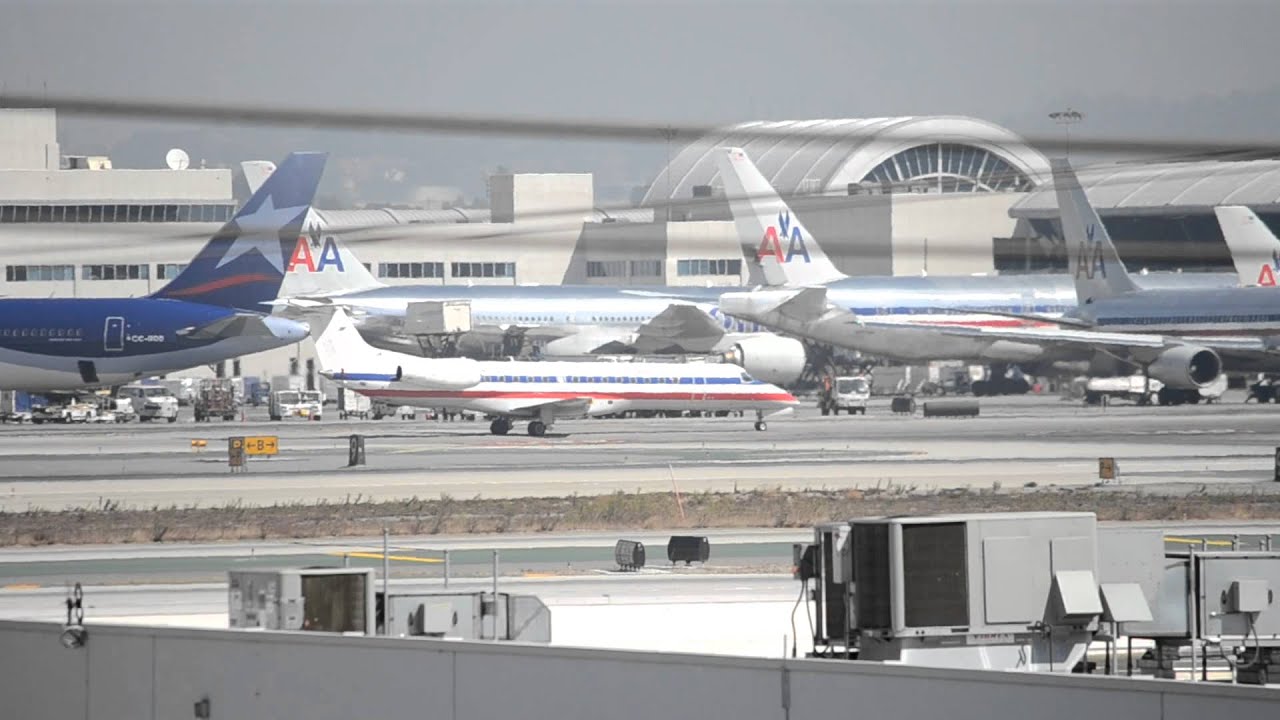 Must See! American Eagle ERJ-140 (Missing Something?) Taxiing At LAX ...