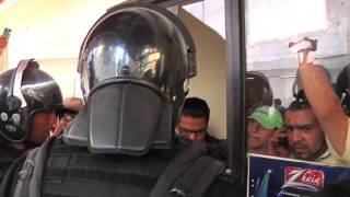 Brutalidad policiaca 2 Octubre 2013: La policía atenta contra una familia.