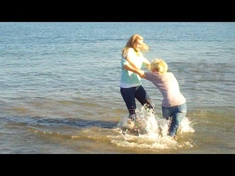 Girl Fight in the Ocean!