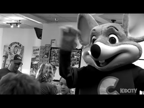 Kids meet Evil Chuck E Cheese!! Playing Arcade Games & Family Fun | KIDCITY