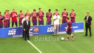 El Presidente de Israel da un BALONAZO a MESSI | Israel's president kicks the ball to Messi