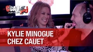 Kylie Minogue offre sensuellement un macaron à Cauet - C'Cauet sur NRJ