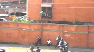 Policías Golpean a mujer en Base Aragua, Maracay Venezuela