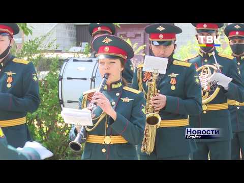 Военный духовой оркестр дал уличный концерт в честь медиков Бердска Военный духовой оркестр дал уличный концерт в честь медиков Бердска