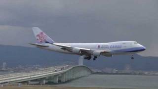 中華航空公司的波音747側風著陸 Boeing 747 of China Airlines crosswind landing