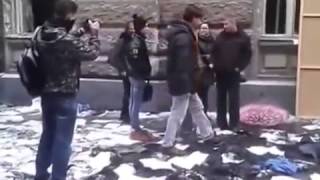 Во Львове сегодня неизвестные проломили стену банка и унесли все деньги.