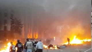 2.05.14 - Одесса. Ублюдки сожгли здание профсоюзов в Одессе вместе с живыми людьми.