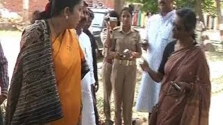 Smriti Irani Verbal Spat with Priyanka Vadra's PA in Amethi caught on Camera