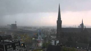 Hevige regen, onweer en windstoten boven Tilburg