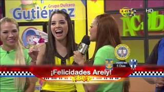 Arely Téllez es felicitada por sus compañeros de Acábatelo