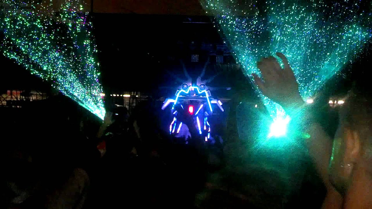 Skrillex Performing Birdy Nam Nam Remix "Goin In" SAMF 6/16/12 ...