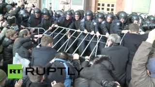 Киевская оппозиция попыталась штурмом взять здание мэрии
