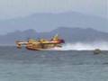 Un canadair frole un bateau en corse............