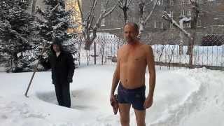 Сергея Зинатулина закапывают в снег