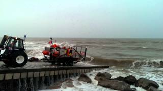 Happisburgh Lifeboat - Rough launch