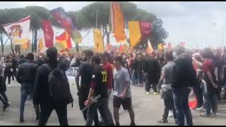 Roma, folla di tifosi fuori da Trigoria in vista della semifinale di Europa League: 'Siamo con voi!'