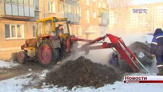 Кто будет делать ремонт? После коммунальной аварии в подъезде дома в Искитиме отвалилась краска