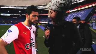 Pelle geeft de " Ajax-supporter " een kopstoot.