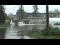 wakeboard za samochodem w czasie powodzi